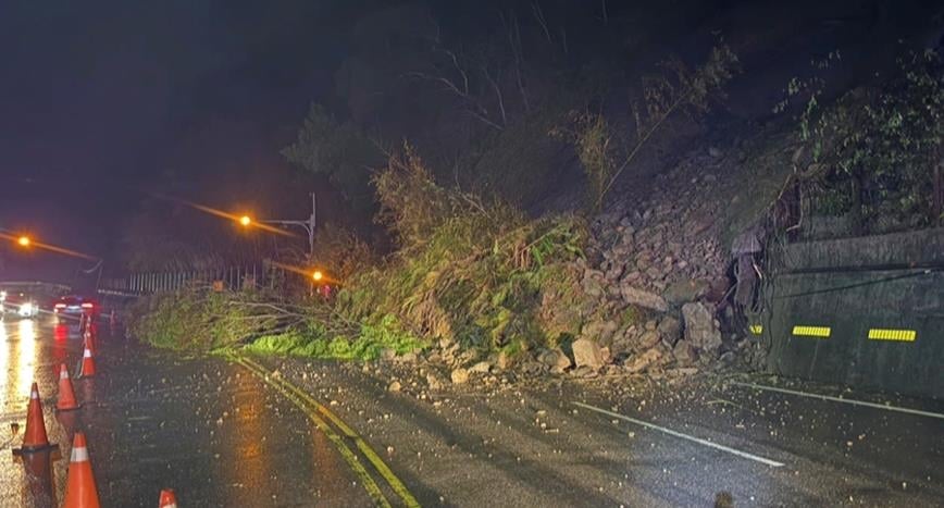 苗栗南庄道路掏空11人受困　消防員徒步送物資救急