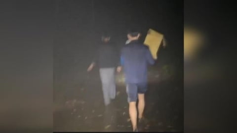 苗栗南庄道路掏空11人受困　消防員徒步送物資救急