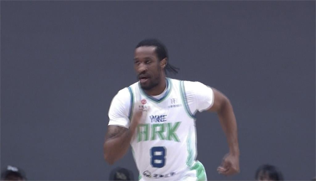 PLG(影)／「夜王」盧峻翔不上場也能贏！領航猿124比103拿下四連勝