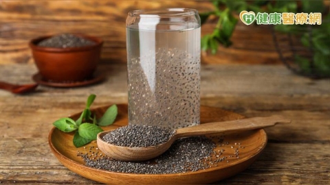 奇亞籽要咬碎還是直接吞？營養師解答：「多做1件事」助吸收