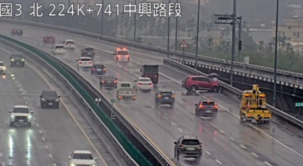 快新聞／清明收假日國道一覽！國2、國3連環追撞　國5宜蘭到坪林最塞