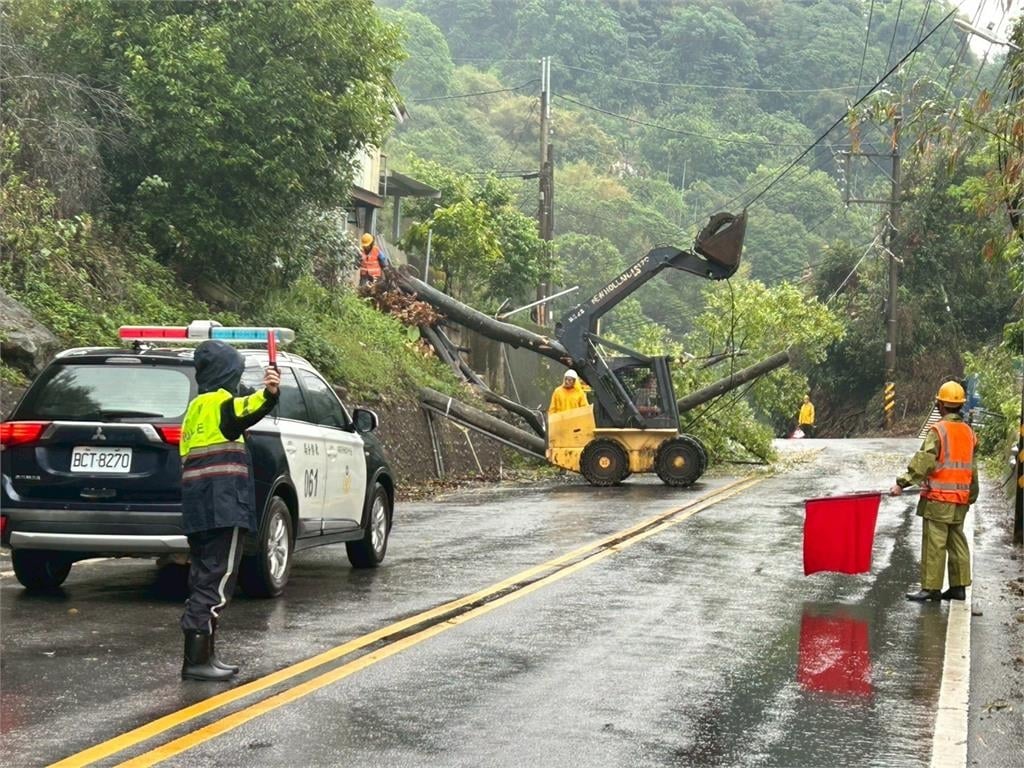 快新聞／豪雨成災！台8線東勢段路樹、電桿倒塌　交通一度受阻