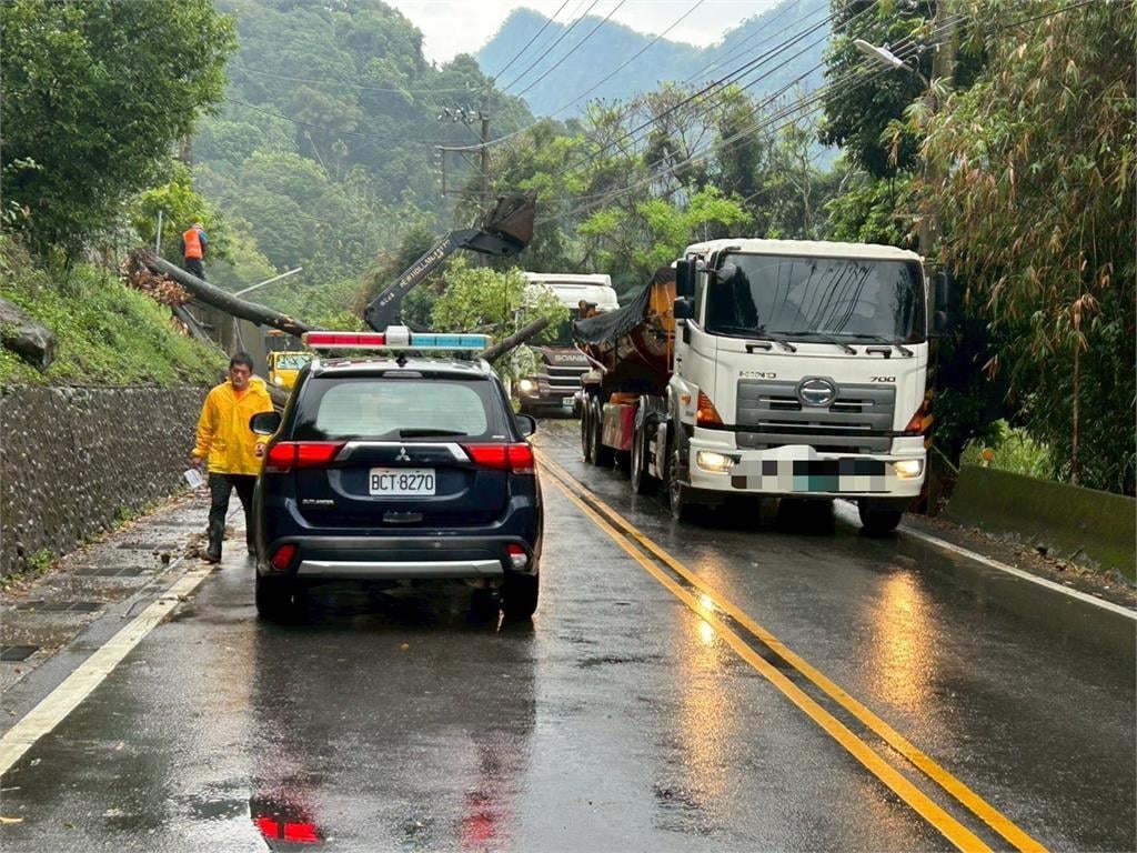 快新聞／豪雨成災！台8線東勢段路樹、電桿倒塌　交通一度受阻