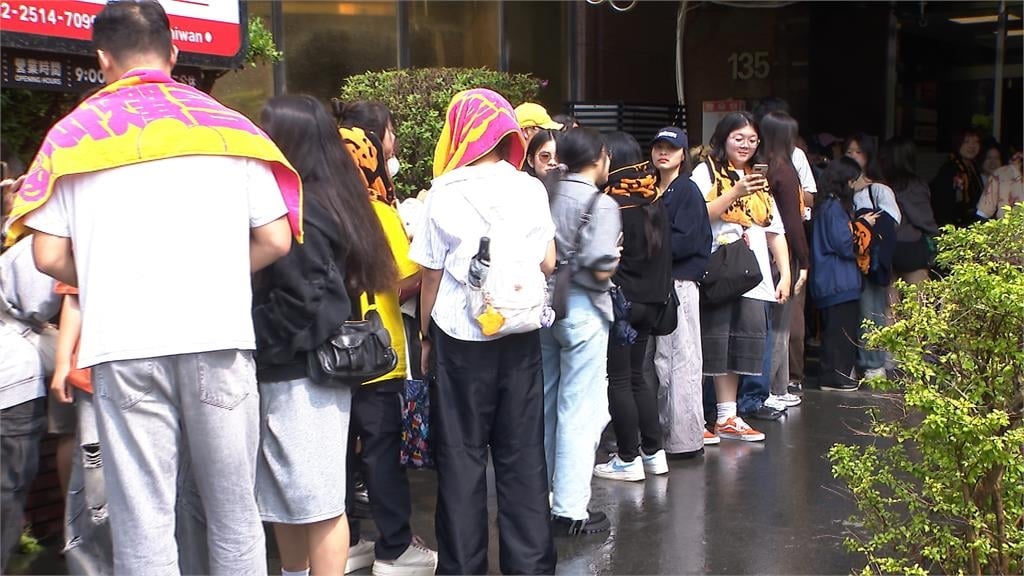 芒果醬9週年巡演開跑!粉絲「傘陣」守候牛排館成奇觀