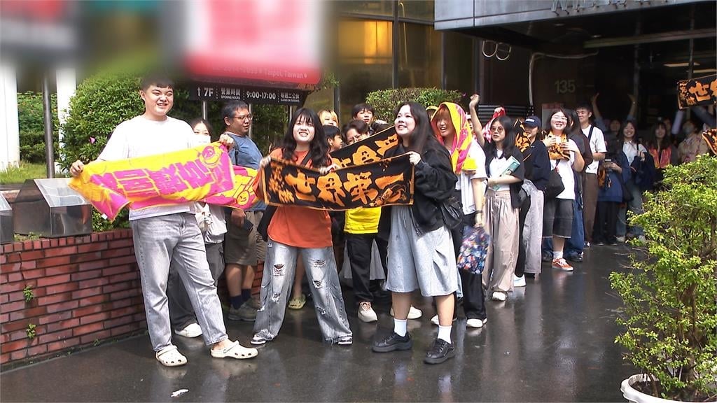 芒果醬9週年巡演開跑!粉絲「傘陣」守候牛排館成奇觀