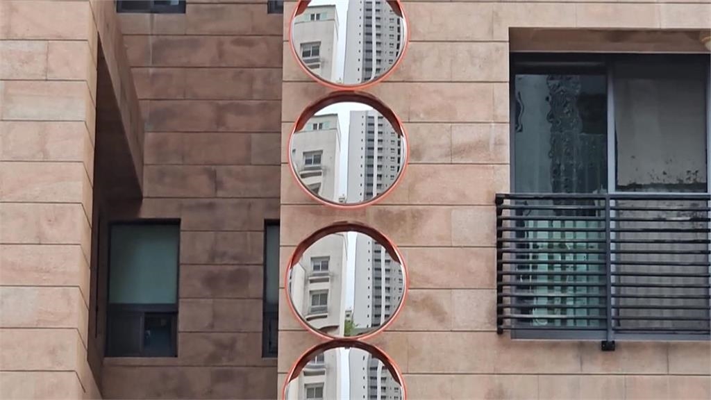 奇景！台南民宅外牆「掛滿反光鏡」　命理師曝原因