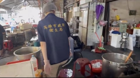 高雄春捲又出事！民眾吃到酸味　食材「放地上」被抓包