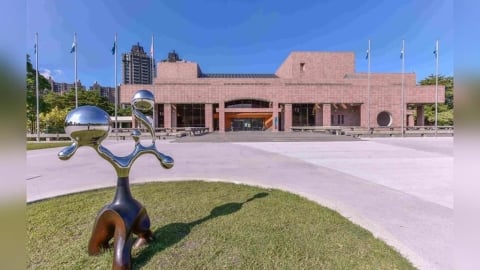 解放軍退役穿五星旗衣來台想買軍警票　高美館霸氣回嗆「外國的沒有喔」