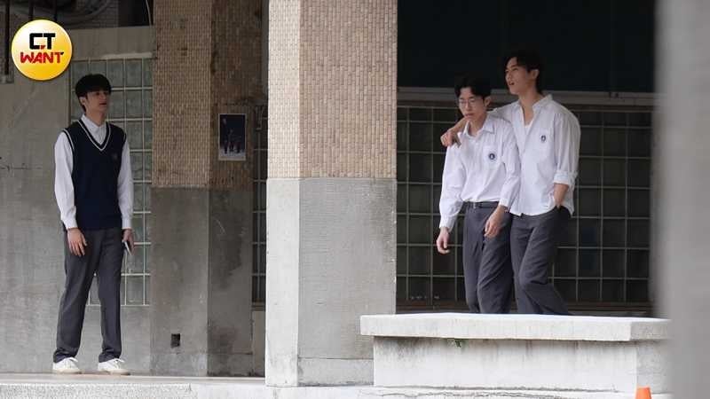 韓晨解開制服扭扣,一臉痞樣搭著同學肩膀,從羅奕傑面前大搖大擺走過。(圖/本刊攝影組)