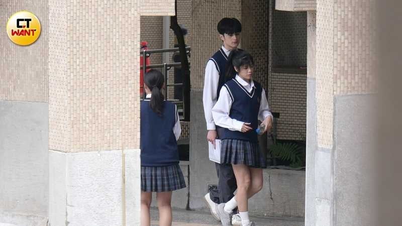 羅奕傑(右)一身整齊制服,與女演員在校園走廊對戲,兩人散發微妙氛圍。(圖/本刊攝影組)