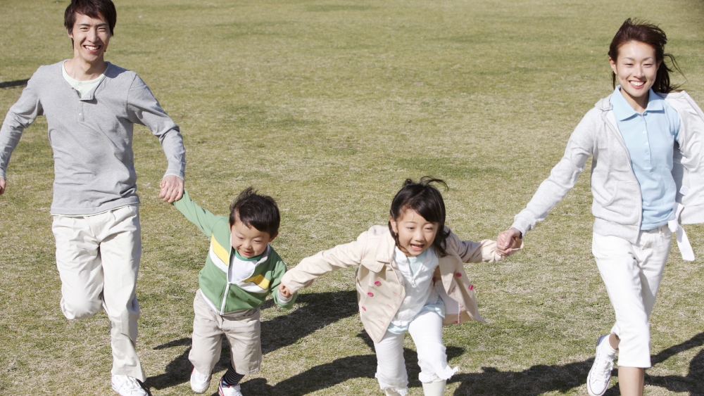 「溫和教養」成育兒關注趨勢：精油在情緒放鬆中的應用與使用建議
