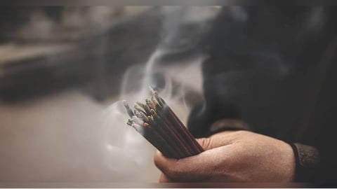 加護病房內最後道別!乩童代患者擁抱家屬 ICU醫:那不是迷信