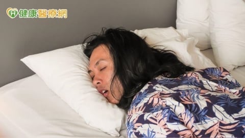 睡覺流口水擦掉就好?醫:警惕身體警訊 恐與睡眠障礙或胃食道逆流等有關