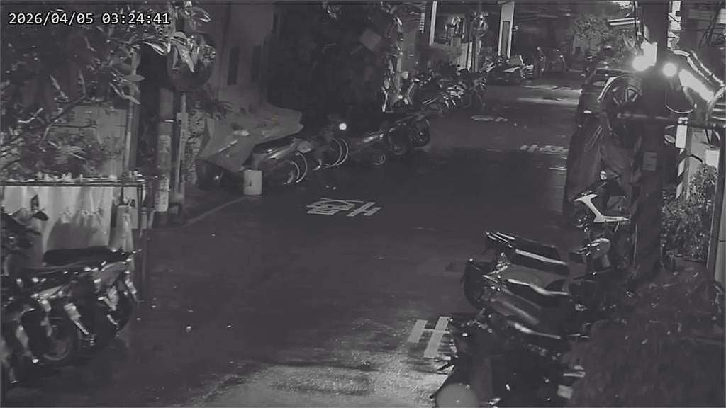 說倒就倒! 台中逢甲「垃圾屋」圍牆倒塌 壓電箱.砸機車