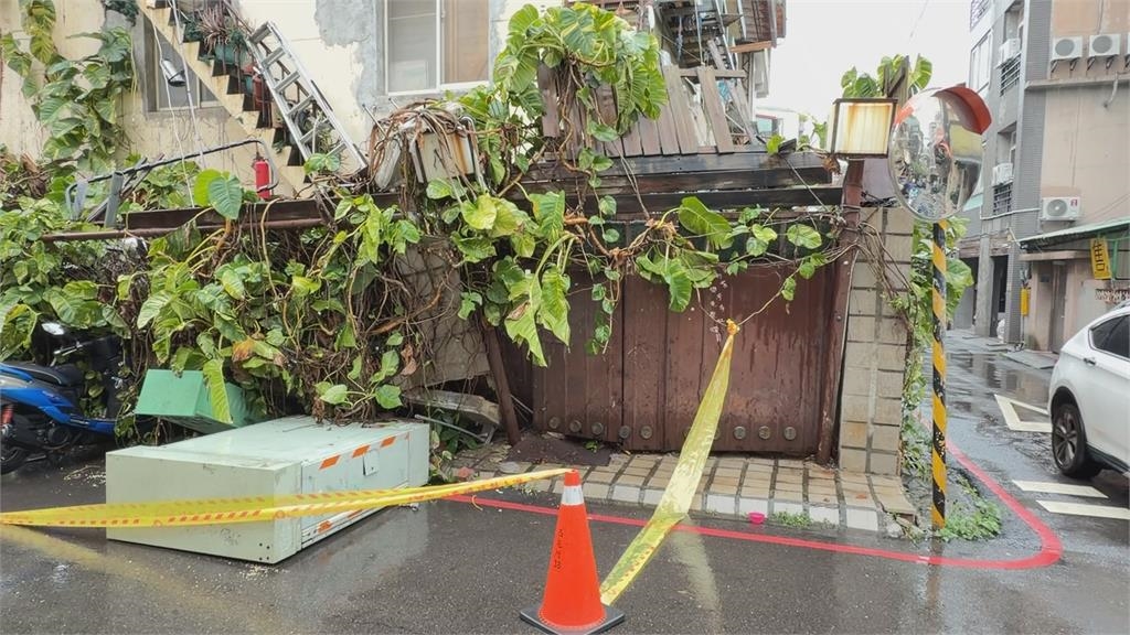 說倒就倒! 台中逢甲「垃圾屋」圍牆倒塌 壓電箱.砸機車