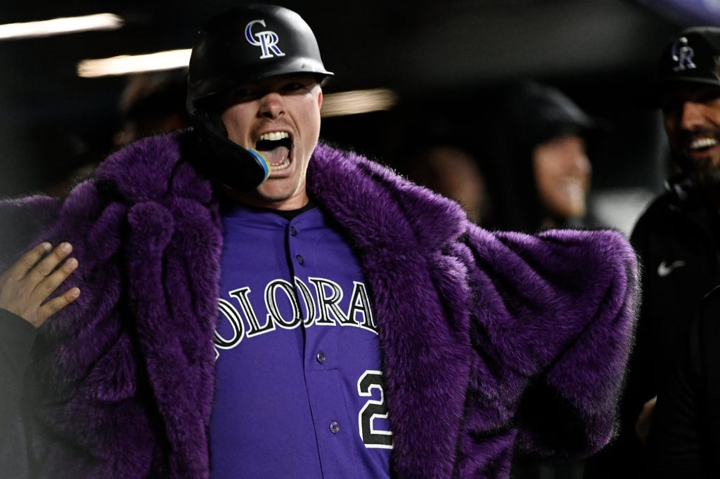 MLB(影)/落磯外野手運氣太好只能聳肩!觸擊短打球停線上!還擊中壘包成安打