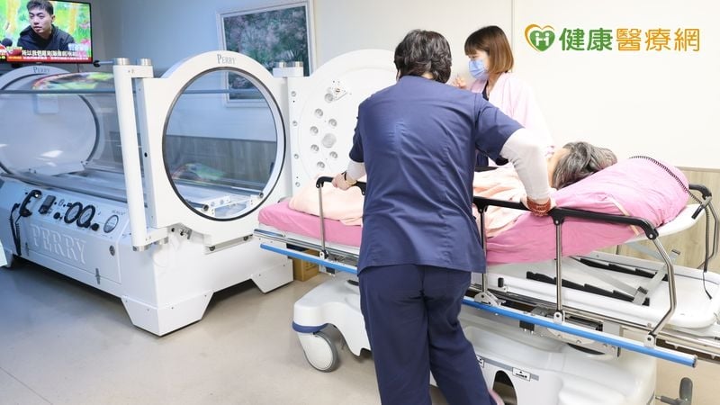 76歲嬤遭3犬狂咬全身200撕裂傷 反覆清創+高壓氧治療加速修復