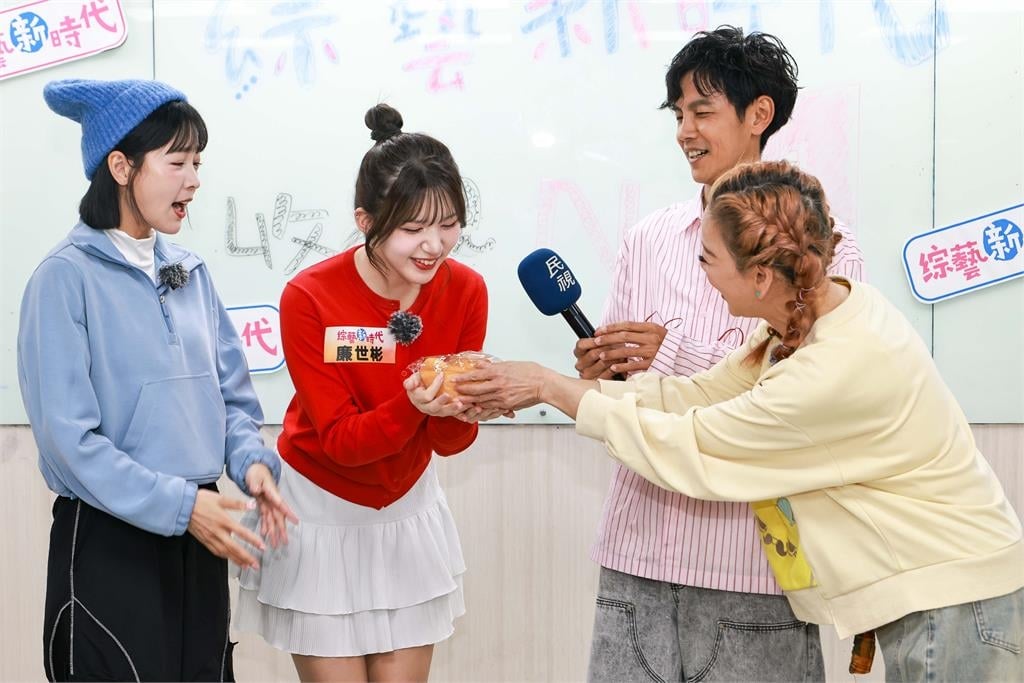 《綜藝新時代》改版收視同時段第一慶功!楊繡惠「可以改塞紅包嗎?」