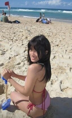 梧桐妹海邊大解放曬比基尼辣照！背後挖空「洩大片肉色」絕頂S曲線全現行