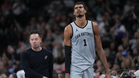 NBA(影)／文班亞馬比賽中傷退！達標年度獎項門檻只差一場　專家急分析病況