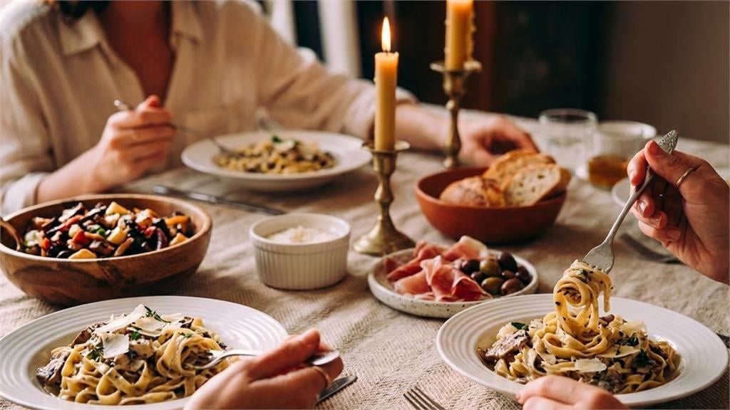 餐廳訂位為什麼要講「幾加幾」？內行揭「背後用意」店員遇奇葩：來一隻狗…