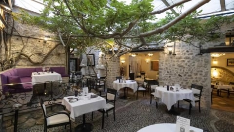 餐廳訂位為什麼要講「幾加幾」？內行揭「背後用意」店員遇奇葩：來一隻狗…