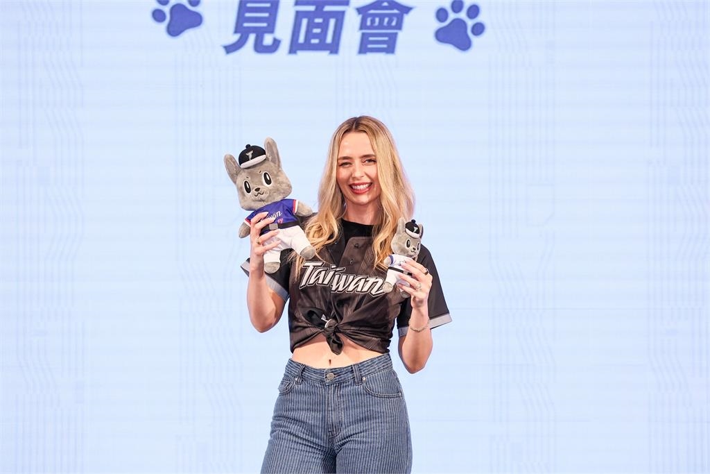 中職(影)／費嫂、歐告相見歡可愛爆表！聯盟加碼推費仔限量聯名商品明開搶詳情點這裡