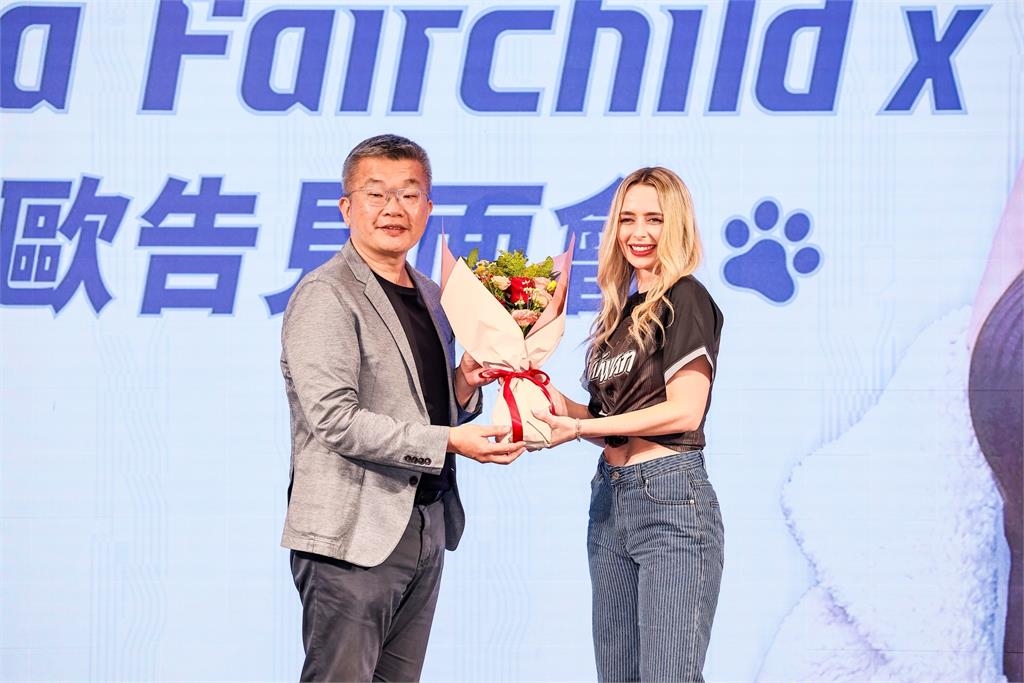 中職(影)／費嫂、歐告相見歡可愛爆表！聯盟加碼推費仔限量聯名商品明開搶詳情點這裡