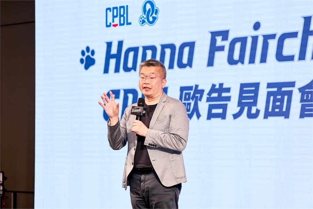 中職(影)／費嫂、歐告相見歡可愛爆表！聯盟加碼推費仔限量聯名商品明開搶詳情點這裡