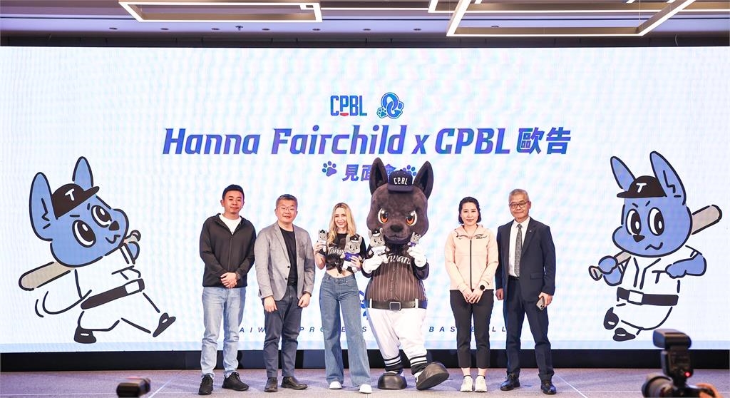 中職(影)／費嫂、歐告相見歡可愛爆表！聯盟加碼推費仔限量聯名商品明開搶詳情點這裡