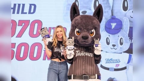 中職(影)／費嫂、歐告相見歡可愛爆表！聯盟加碼推費仔限量聯名商品明開搶詳情點這裡