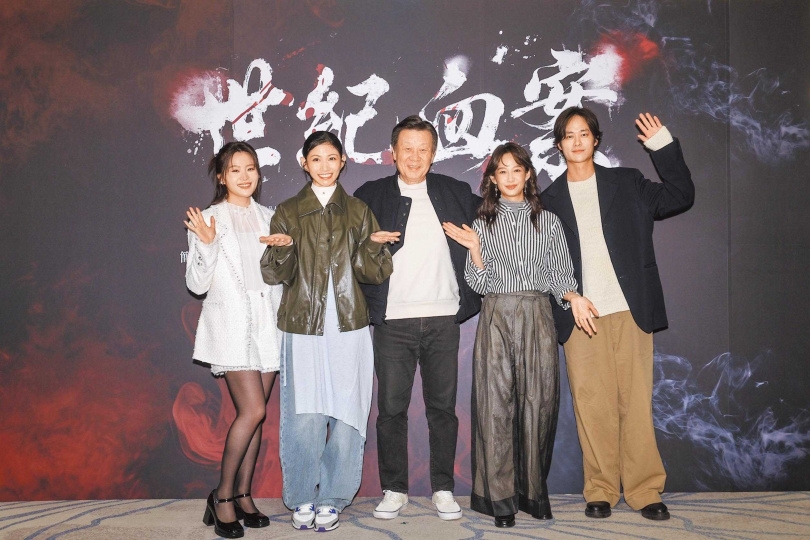 今年2月楊小黎（左起）、李千娜、寇世勳、簡嫚書和夏騰宏出席《世紀血案》殺青宴。（圖／報系資料照）