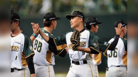 中職(影)／柏融大王回來啦！睽違2885天敲雙響砲！台鋼開幕戰16706人破紀錄