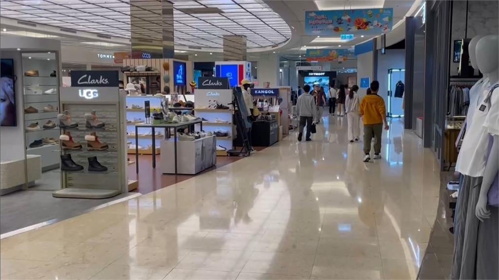 停車樁全滿沒地方停？　男子騎YouBike電輔車　大逛百貨公司