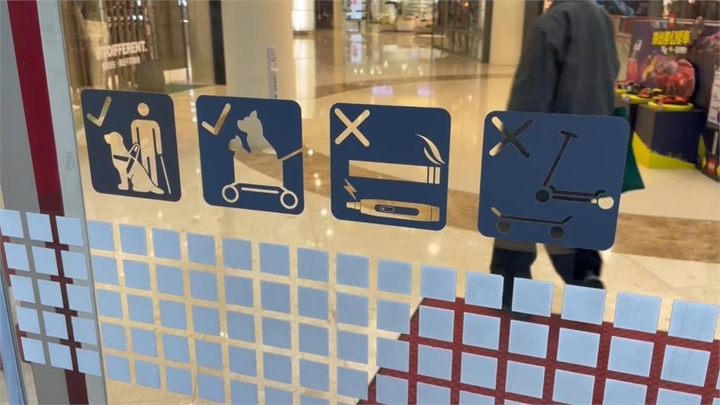 停車樁全滿沒地方停？　男子騎YouBike電輔車　大逛百貨公司