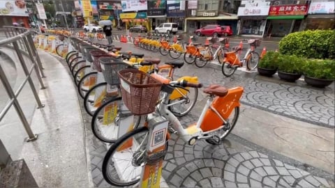 停車樁全滿沒地方停？　男子騎YouBike電輔車　大逛百貨公司