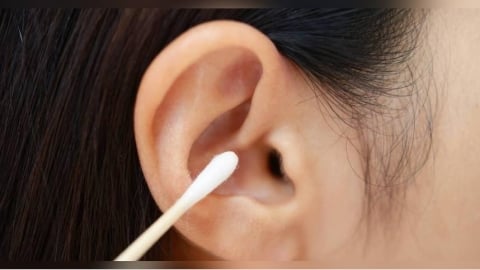 別再用棉花棒挖耳朵！　醫曝「耳屎常變鋼筋混凝土」：請交給專業的來