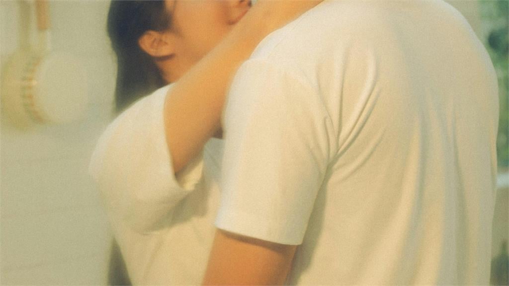 高中女兒被迫看「親熱片」！父母客廳全裸「肉體交纏」網噁喊：沙發會有分泌物