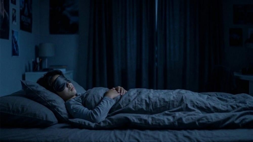 深夜滑手機的影響不容忽視：美國媒體 NPR 指出，藍光可能影響青少年的作息節律