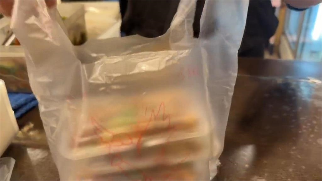 塑膠袋之亂延燒 家樂福祭限購令.愛買不排除跟進