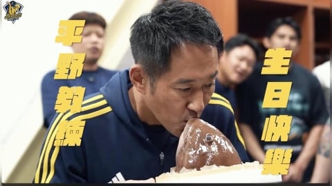 中職(影)／平野惠一慶生和「它」玩親親！中信因雨延賽生日快樂贏球還要再等等