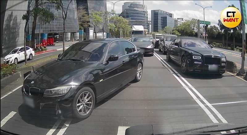 疑似發現被跟拍，BMW駕駛不故交通規則，途中跨越雙白實線加速駛離。（圖／本刊攝影組）