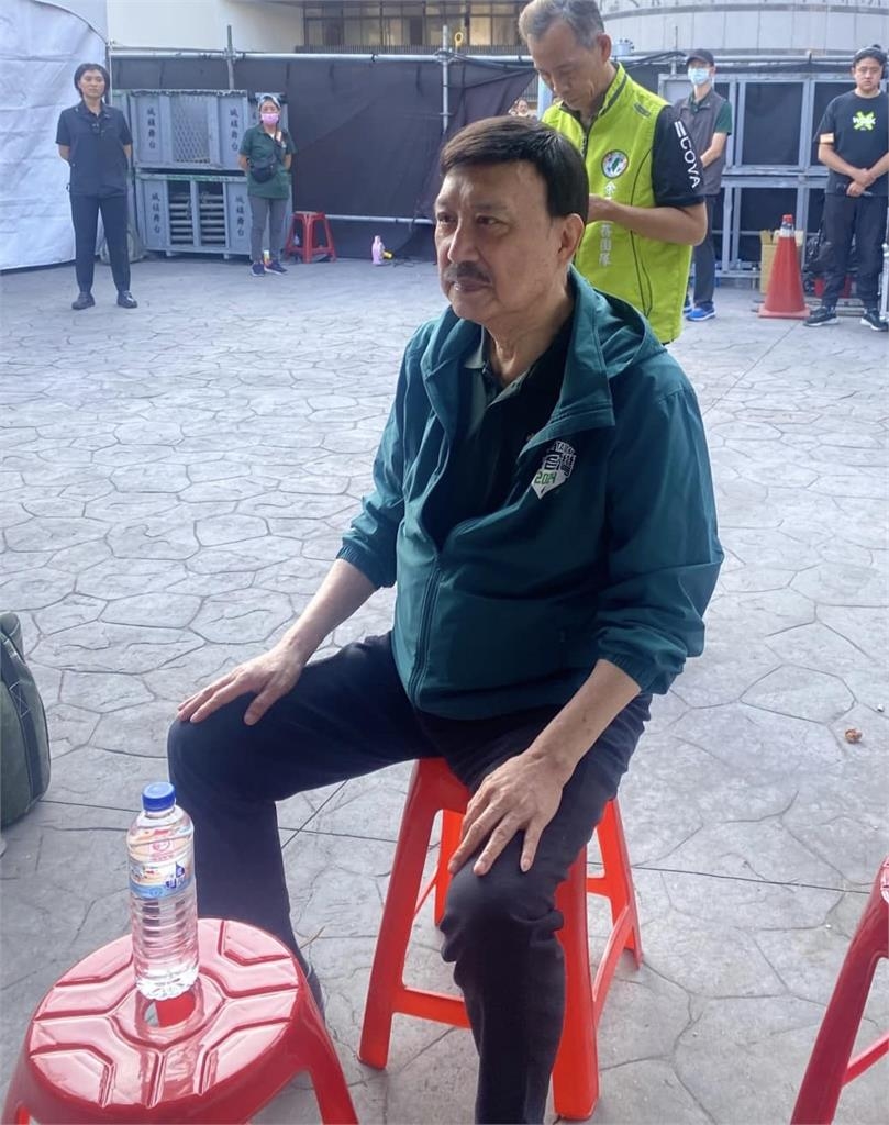 余祥銓240萬特斯拉違停遭噴！搖下車窗「與路人爆衝突」李亞萍急發聲護兒