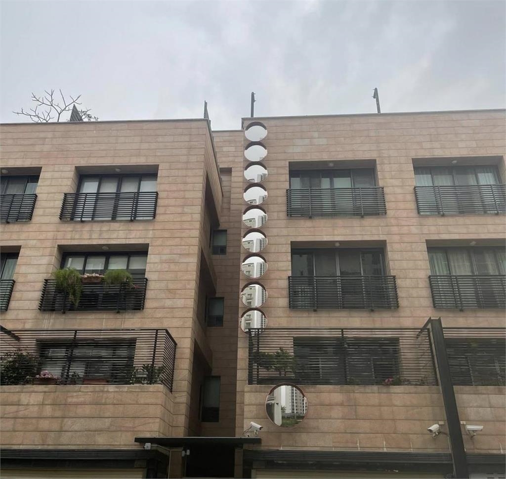 奇葩透天厝為擋「壁刀煞」狂掛10面鏡！風水師曝：改用「這1物」效果更好