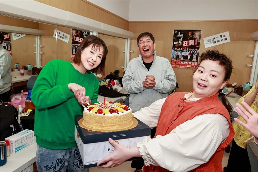 洪都拉斯強勢回歸《豆腐媽媽》!劇組喜迎「萬家老頭」 蘇晏霈生日淚喊:爸爸回來了