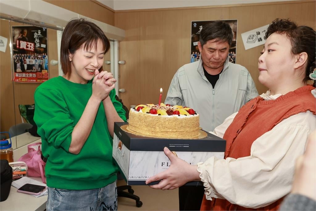 洪都拉斯強勢回歸《豆腐媽媽》!劇組喜迎「萬家老頭」 蘇晏霈生日淚喊:爸爸回來了