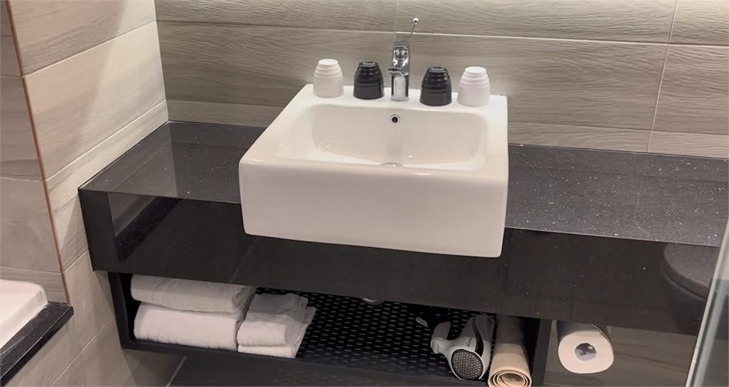 牙刷「直立晾乾」竟會狂滋生細菌?醫曝正確晾法:刷毛朝下才能抑制細菌