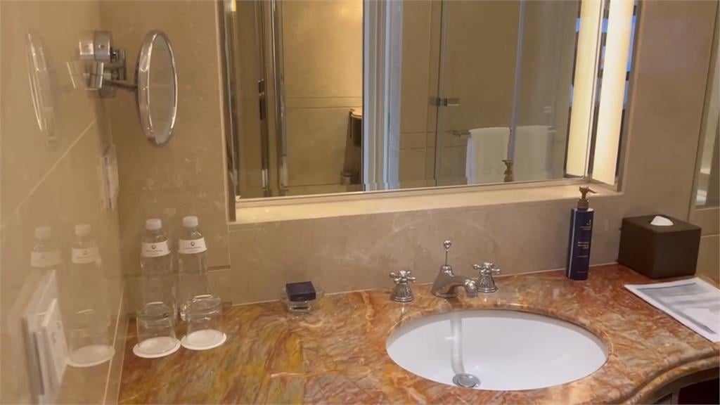 牙刷「直立晾乾」竟會狂滋生細菌?醫曝正確晾法:刷毛朝下才能抑制細菌