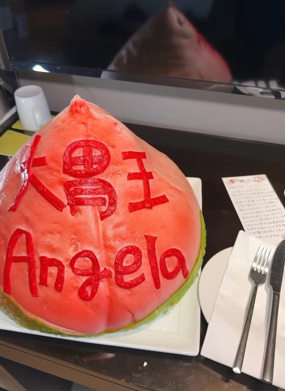 日本大胃王回飯店見巨型壽桃嚇傻！懷疑被整驚呼：台灣待客之道真的太誇張