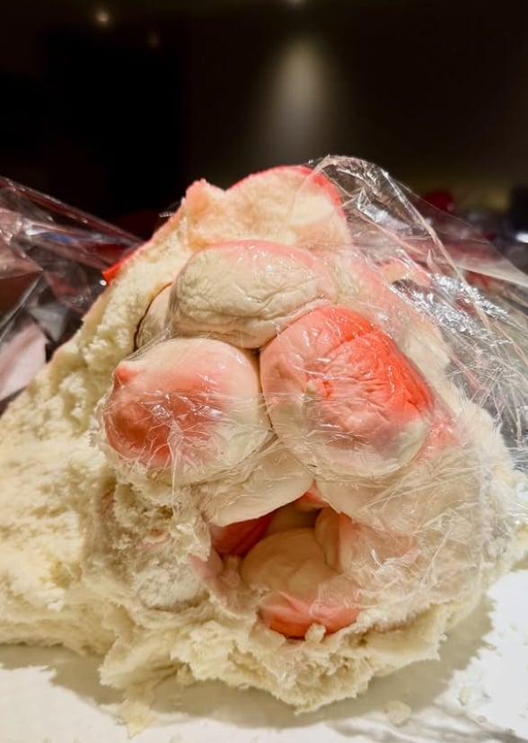 日本大胃王回飯店見巨型壽桃嚇傻！懷疑被整驚呼：台灣待客之道真的太誇張